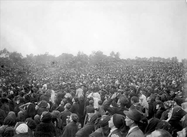 Photgraph - Part of the near about 100,000 people that witnessed the event known as The Miracle of the Sun occurred on October 13 1917 - Judah Bento Ruah - Taken on October, 13, 1917
